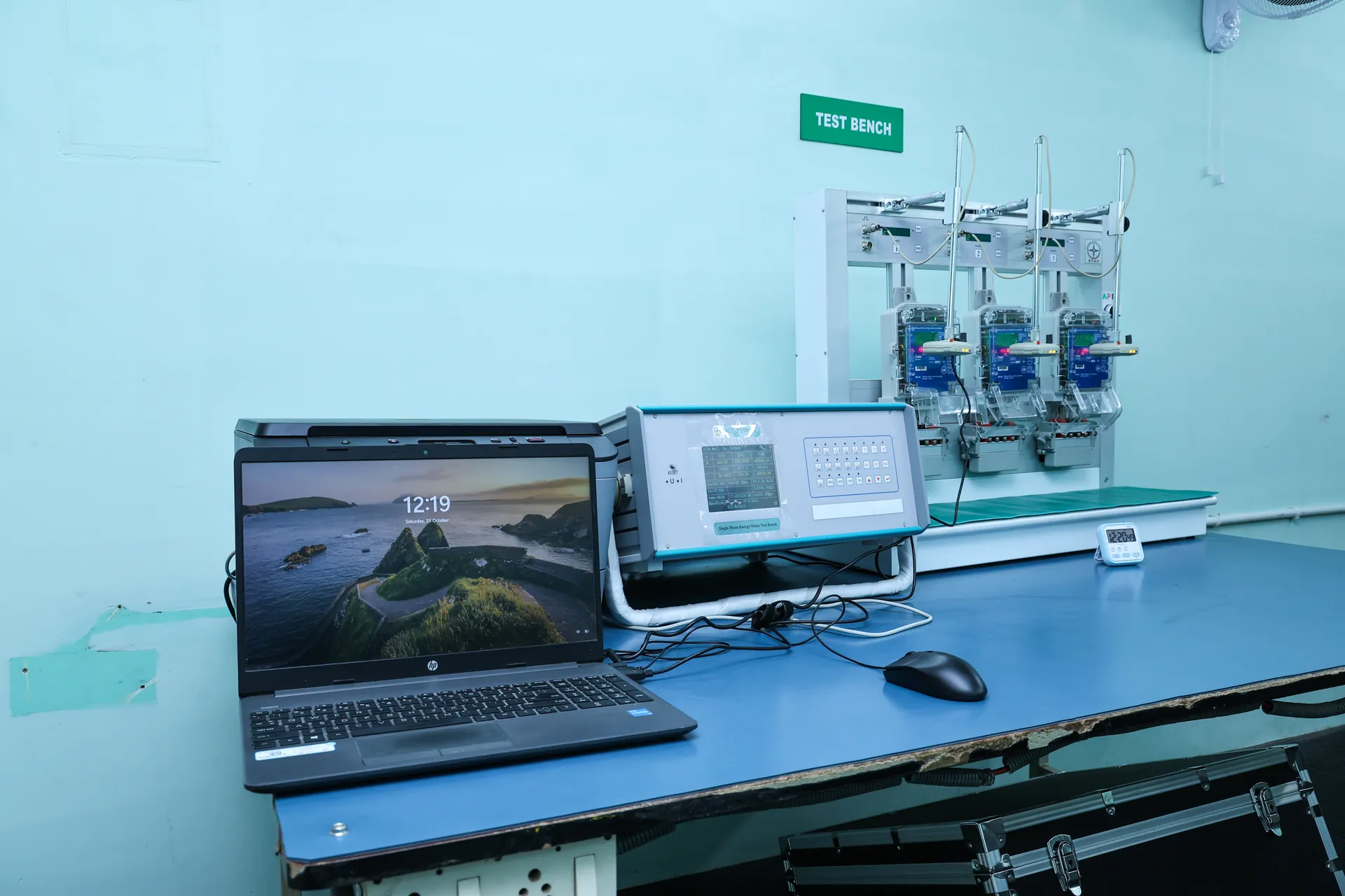 Meter test bench with laptop-controlled reference standard