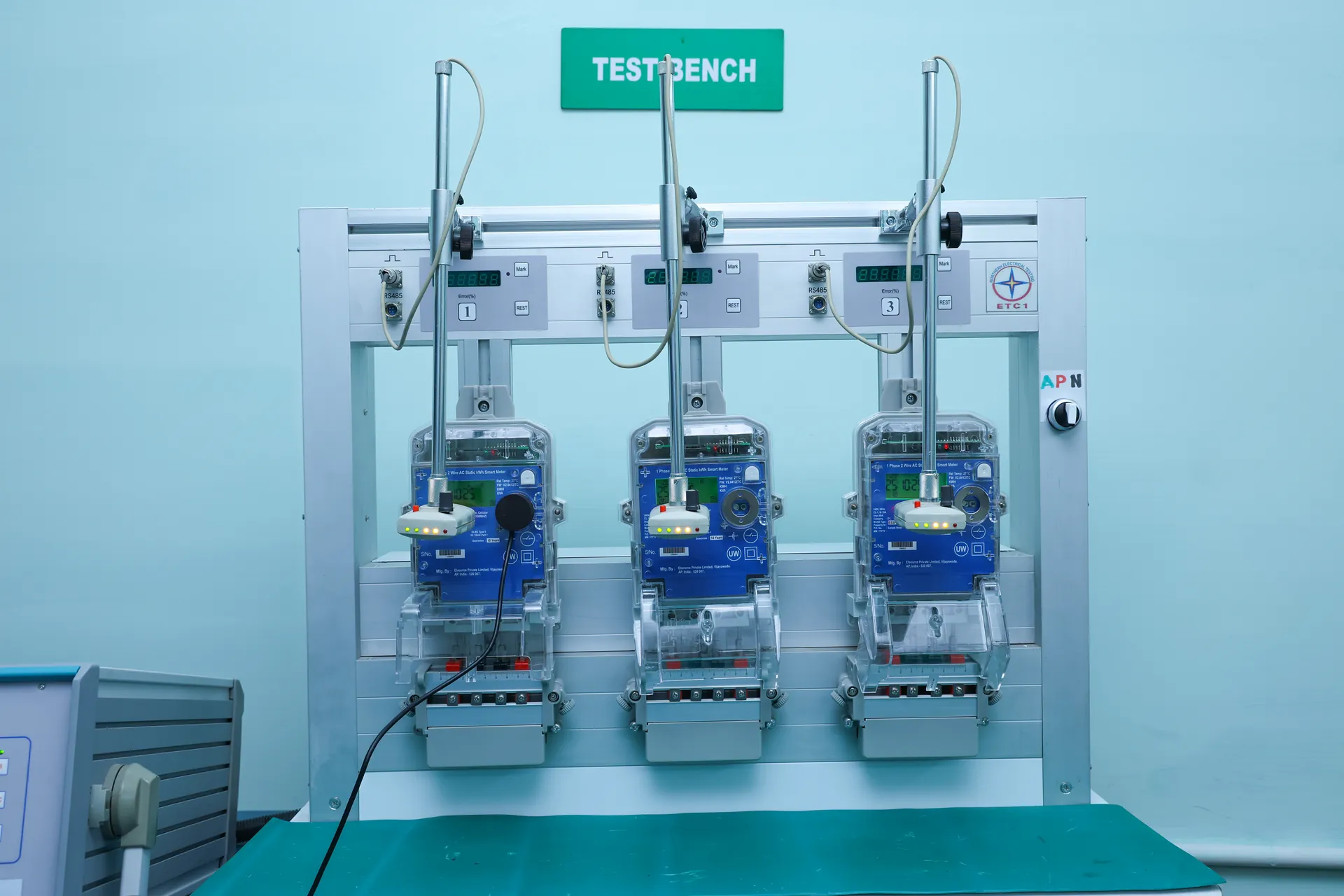 Three-position calibration bench with single-phase meters under test